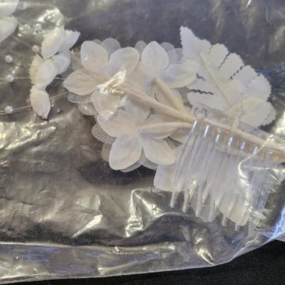 NWOT White Small Flower Pearl Comb - Picture 2 of 2